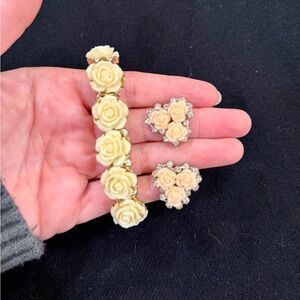 Elegant Floral Jewelry Set with Cream Roses